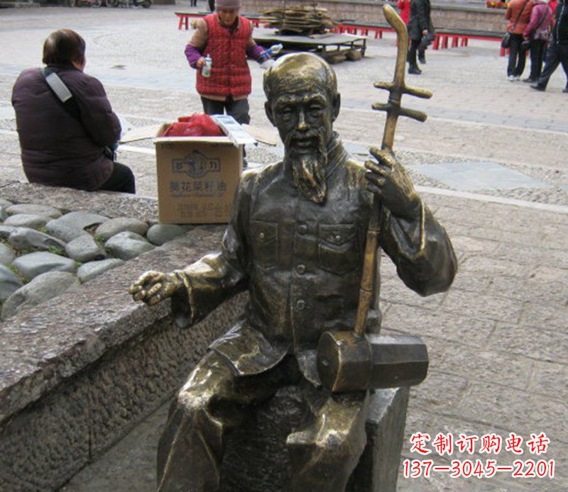 南京精美绝伦的「老人拉二胡铜雕」
