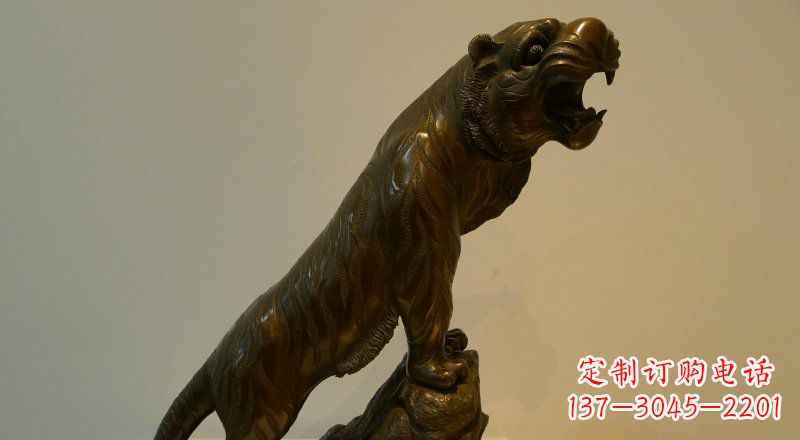 南京公园老虎上山动物铜雕