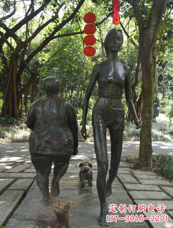 南京公园遛狗的女孩小品铜雕