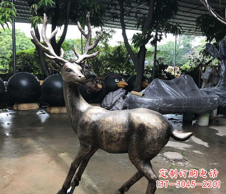 南京静谧的梅花鹿铜雕