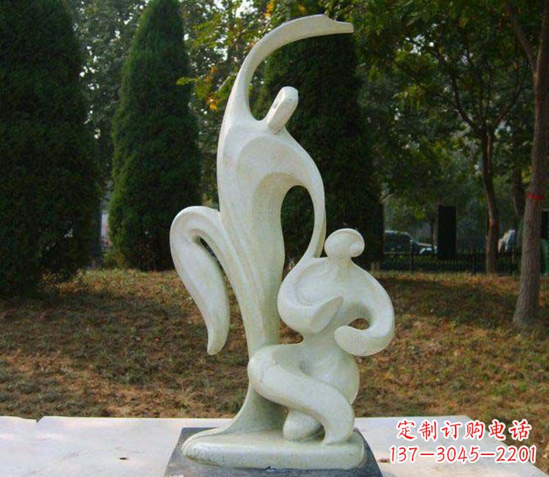 南京公园情侣抽象人物雕塑