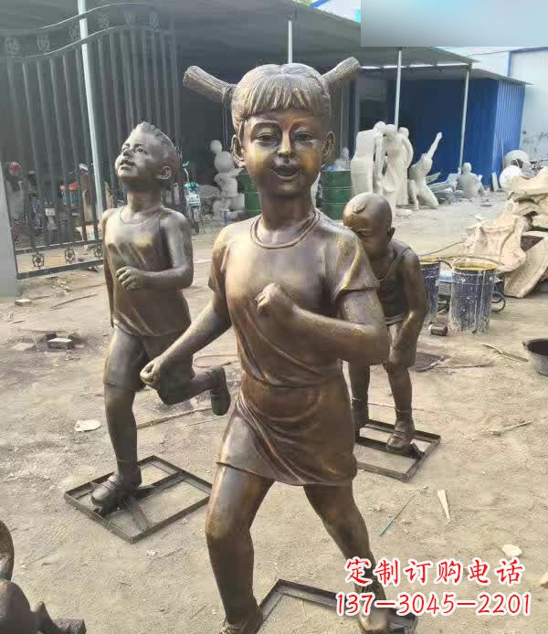 南京公园人物奔跑的儿童和小狗铜雕