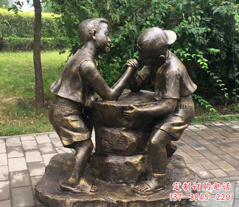 南京公园人物掰腕子的儿童铜雕