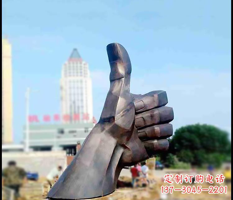 南京公园竖大拇指铜雕 