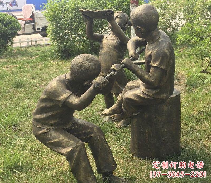 南京公园玩水的儿童铜雕