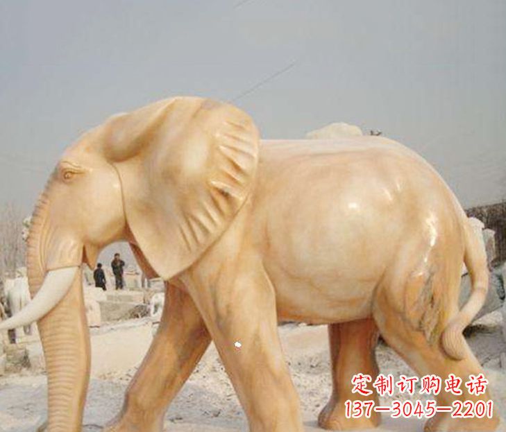 南京公园晚霞红大象雕塑
