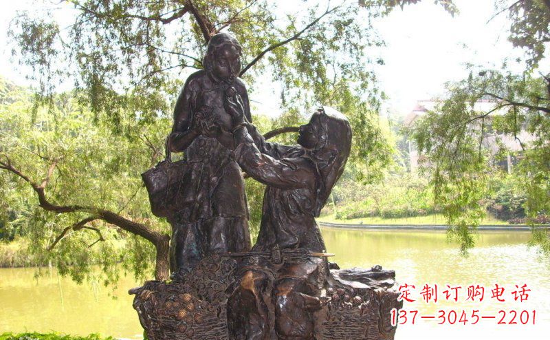 南京温馨铜雕公园里喂母亲吃荔枝的女孩