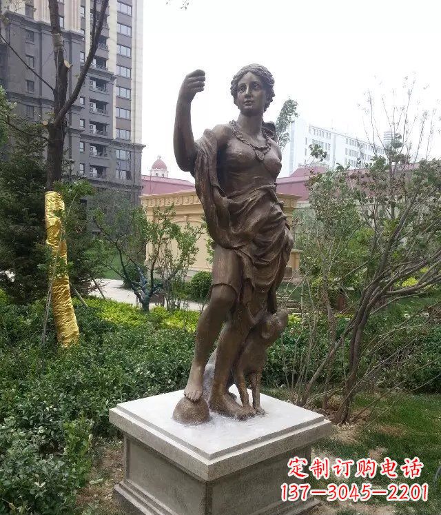 南京西方女性人物铜雕 象征着勇气与力量