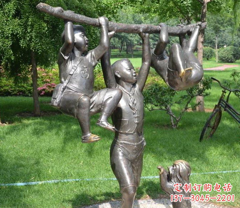 南京捉着树枝玩耍的小孩铜雕