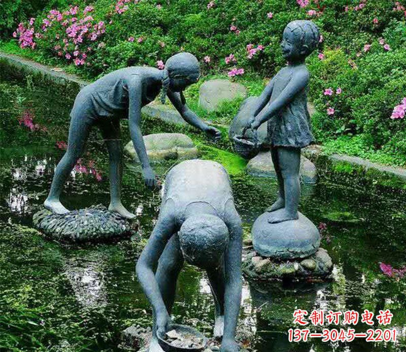 南京公园捉螃蟹的小孩小品铜雕