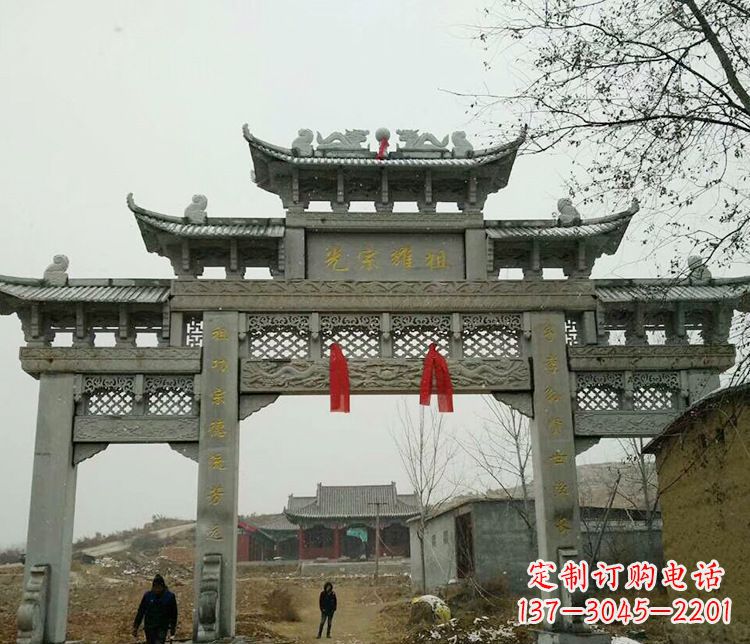 南京海拔之巅,石雕牌坊——中领雕塑