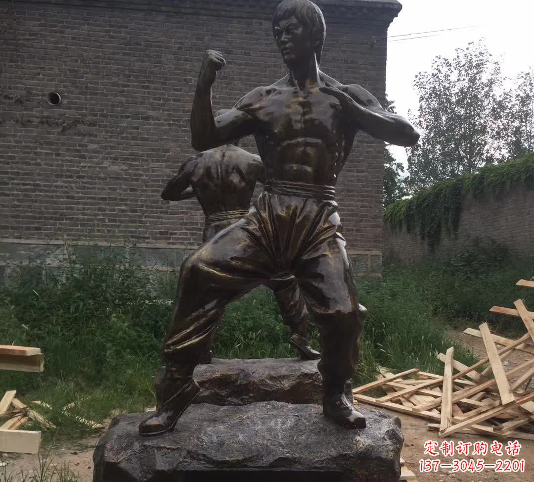 南京令人叹为观止的李小龙铜雕