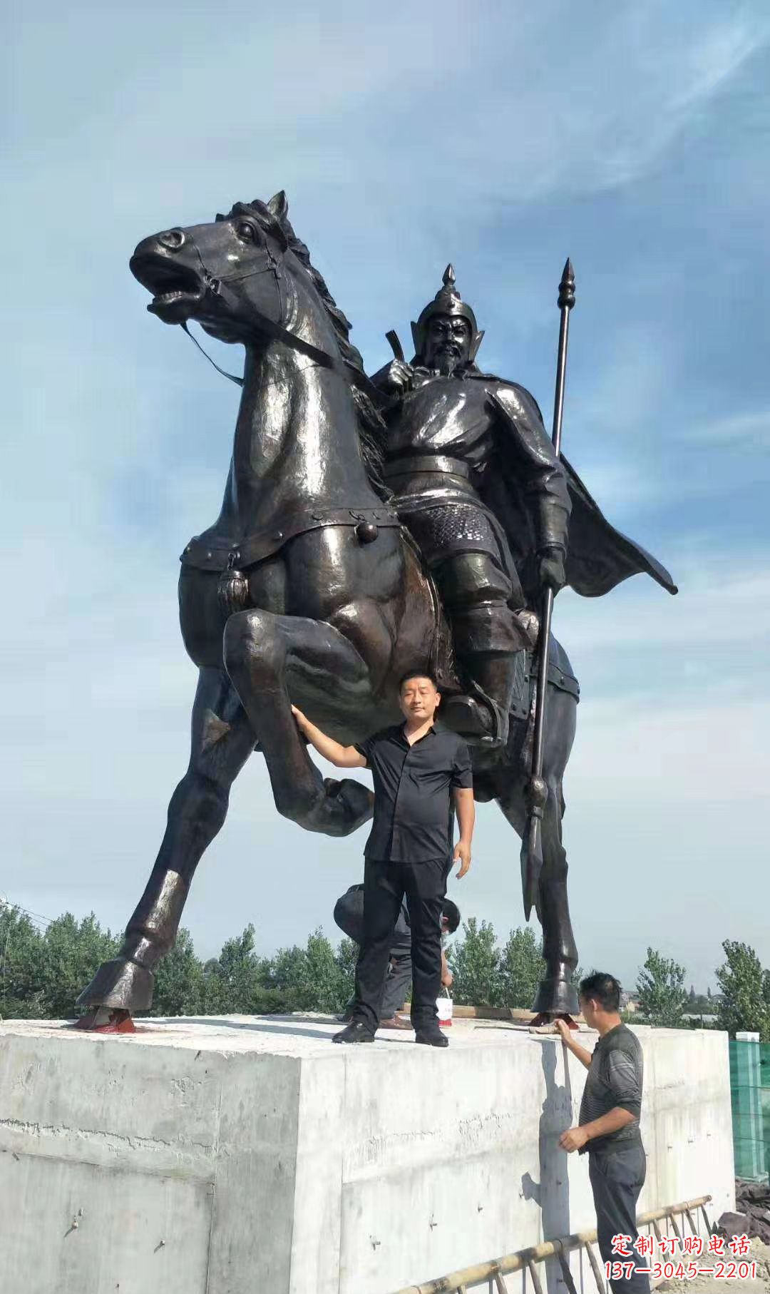 南京以古代骑马将军为灵感的铜雕