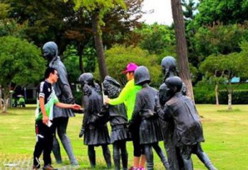 南京铜质老鹰抓小鸡雕塑