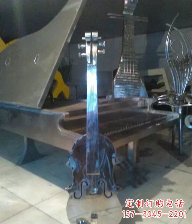 南京中领雕塑:优雅音乐之旅,为您带来不锈钢吉他景观雕塑!