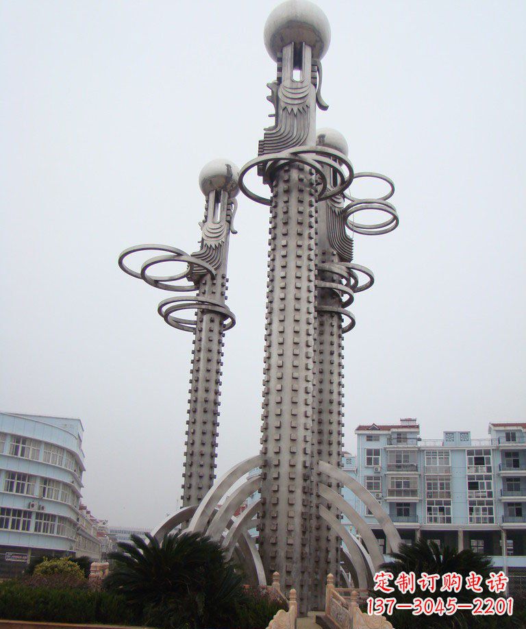 南京精美的不锈钢龙柱雕塑;