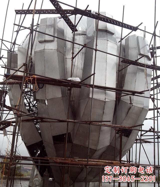 南京展现独特审美:不锈钢蟠桃大型景观雕塑