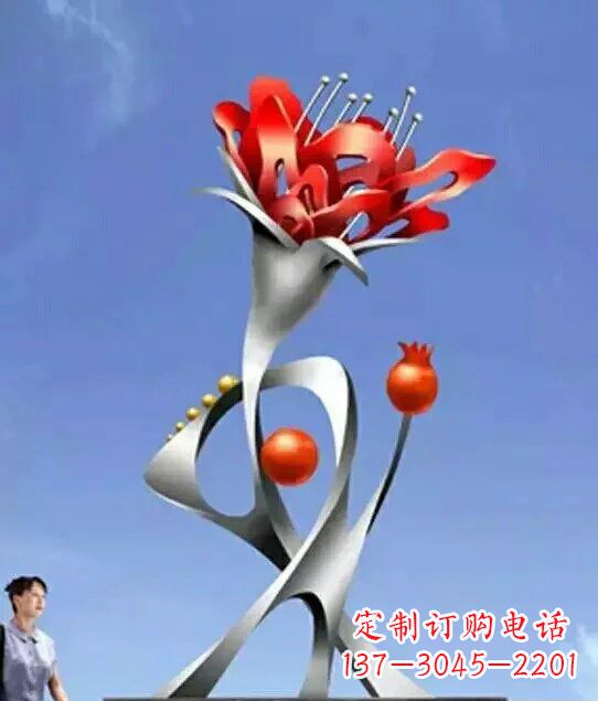 南京引以为傲的不锈钢石榴雕塑