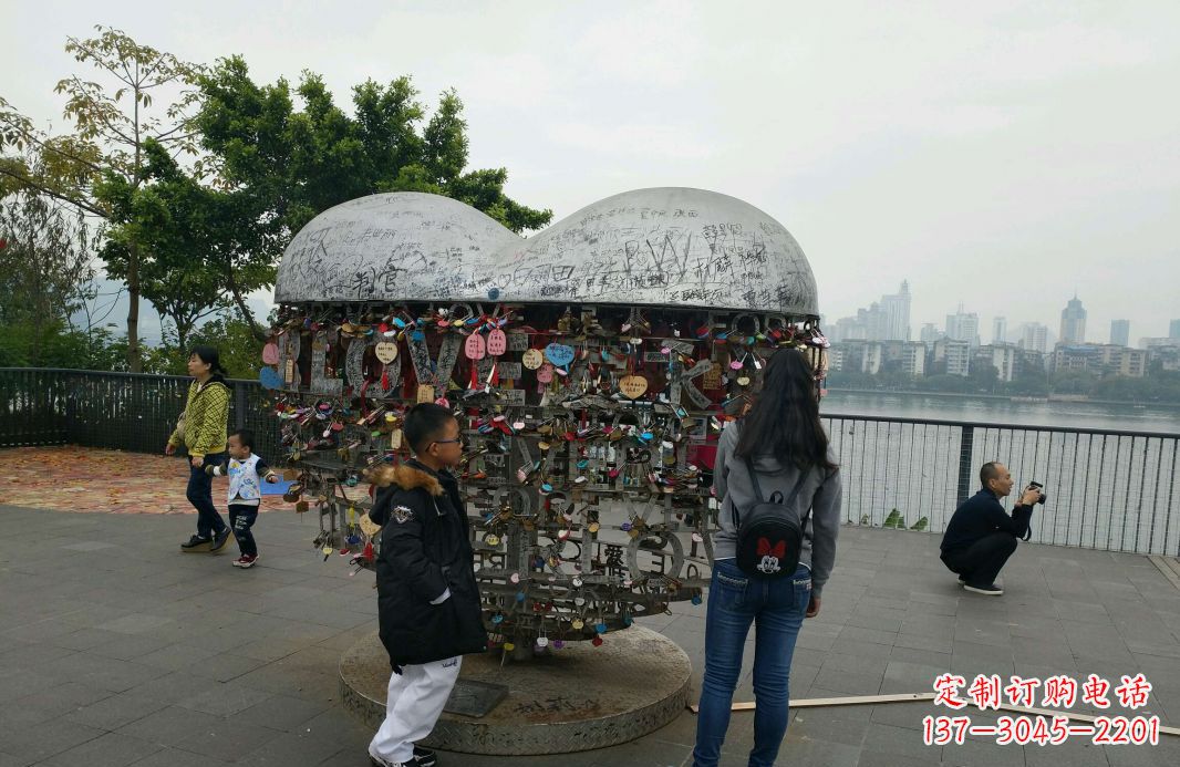 南京不锈钢英文字母镂空景观雕塑