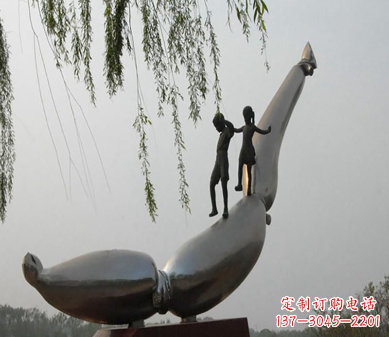南京海豚情侣雕塑,精美绝伦,让爱沉醉于大海中
