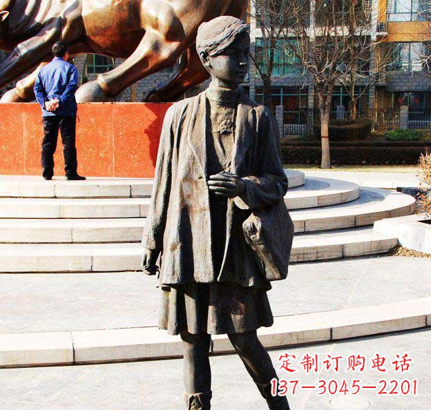 南京真实可爱的女孩铜雕塑