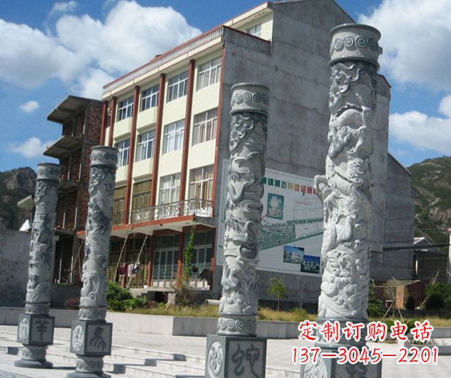 南京以龙柱为原型的十二生肖石雕