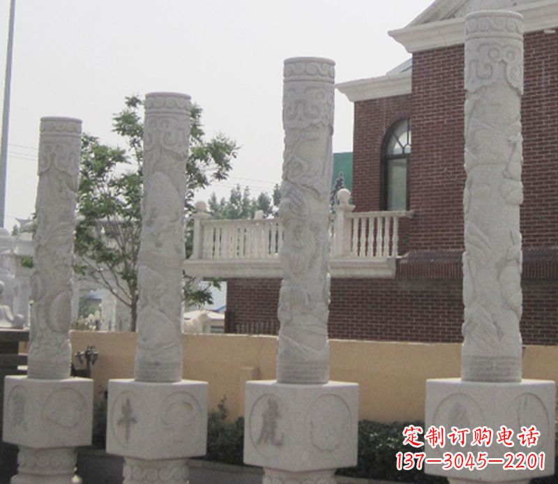 南京历久弥新的圆润十二生肖雕塑