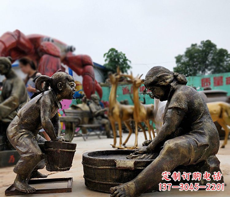 南京注重传统的母爱——广场铜雕母亲洗衣服小品雕塑