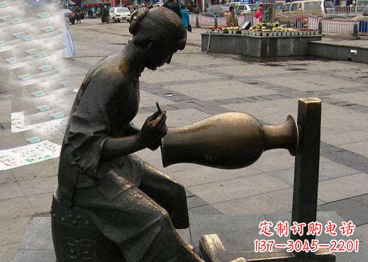 南京广场铜雕修花盆人物雕塑