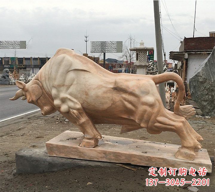 南京象征力量的广场晚霞红牛雕塑