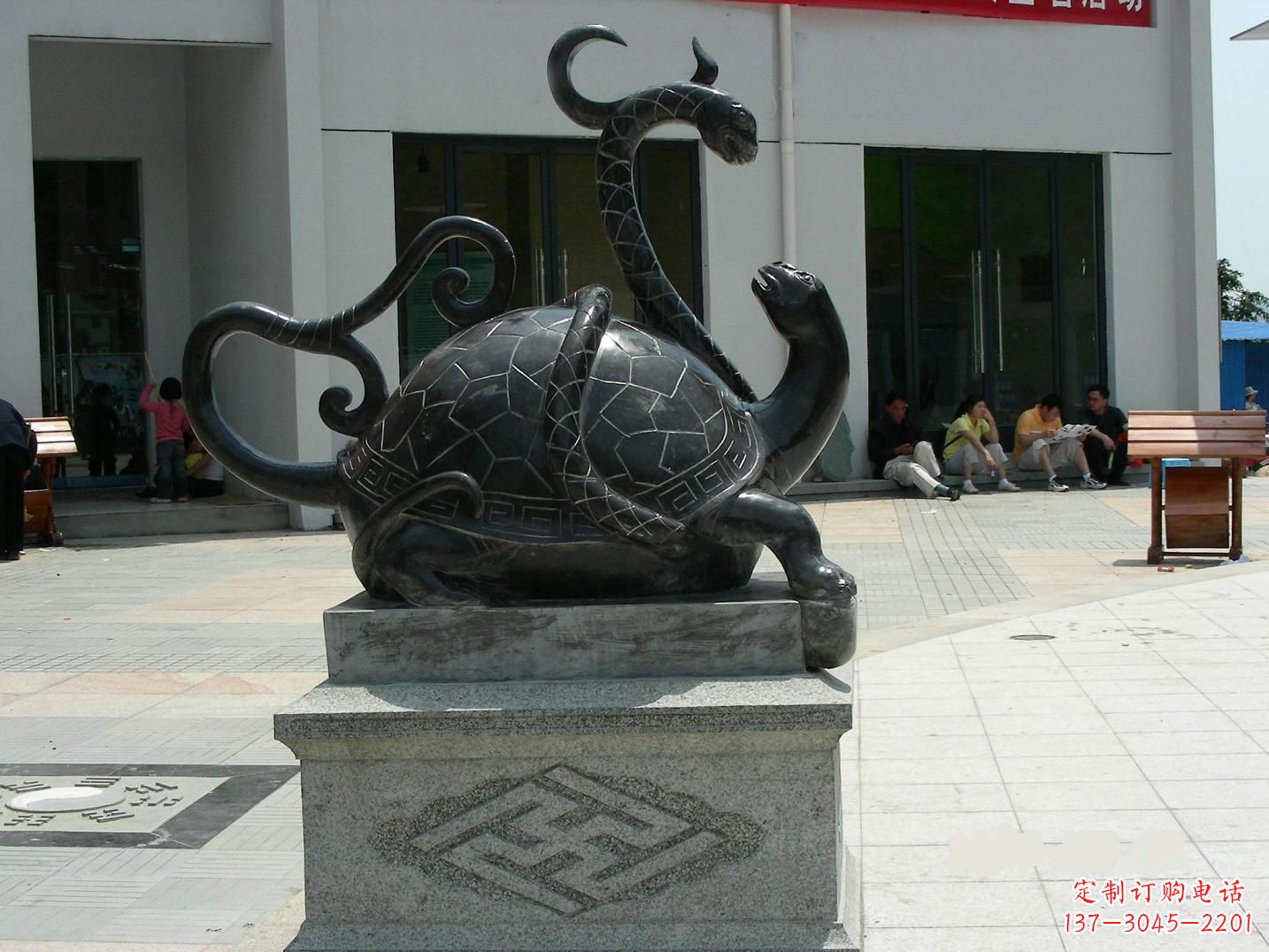 南京龟蛇铜雕-为城市广场增添神话动物雕塑美景
