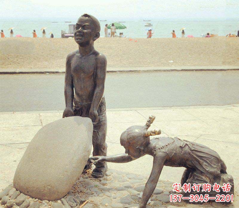 南京海边抬石头的小孩铜雕