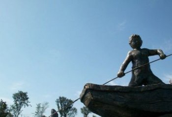 南京男孩撑船铜雕，营造童趣氛围