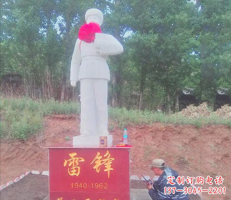 南京珍贵的白玉雷锋雕塑