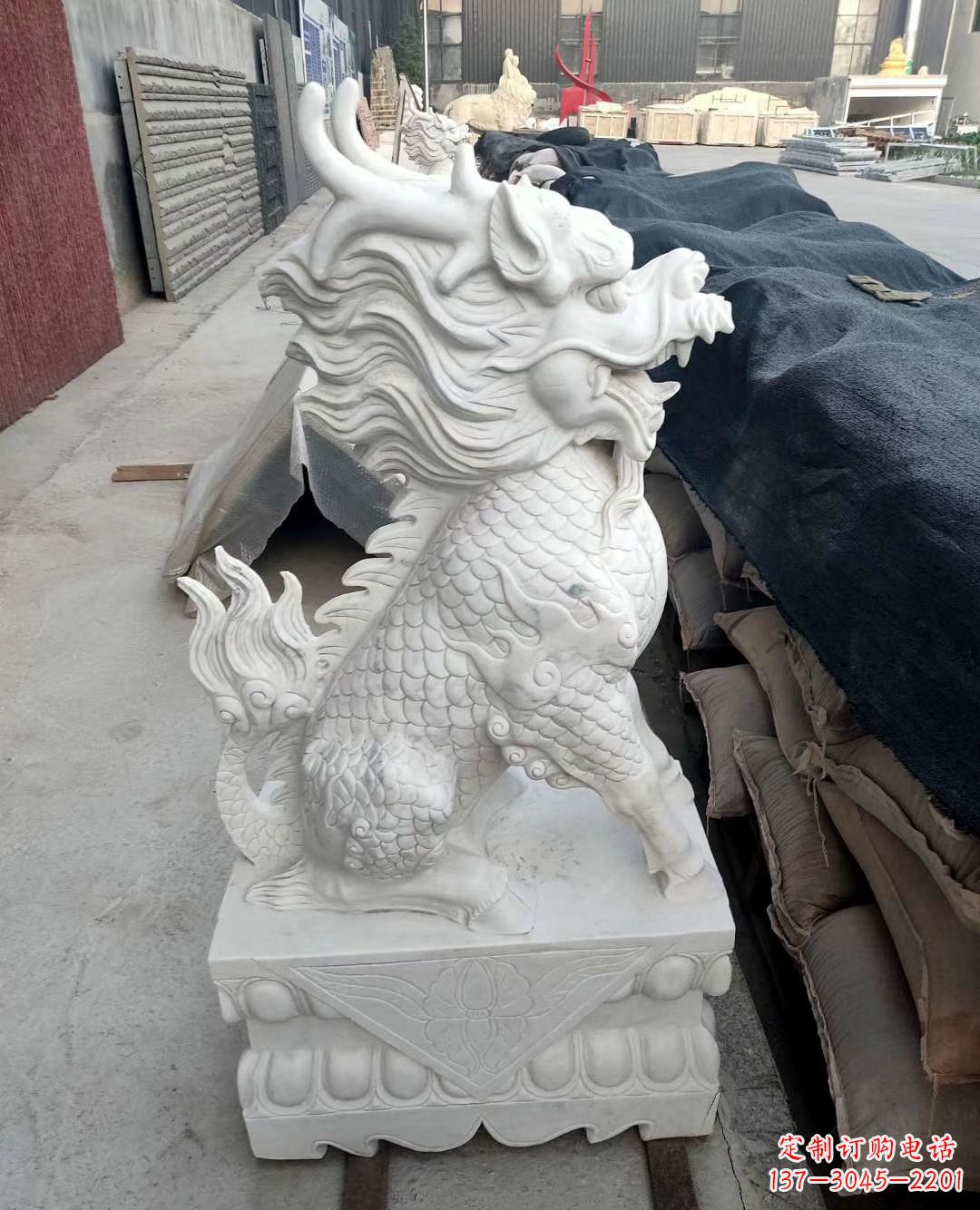 南京高雅古朴的汉白玉麒麟雕塑