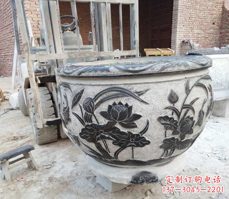 南京中领雕塑青石荷花水缸雕塑以其独特的设计、…