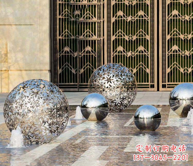 南京欣赏自然的美:不锈钢花形镂空球喷泉雕塑