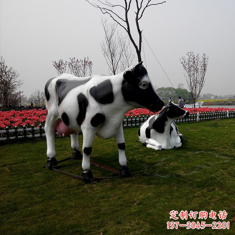 南京真实农场气息的户外仿真奶牛雕塑