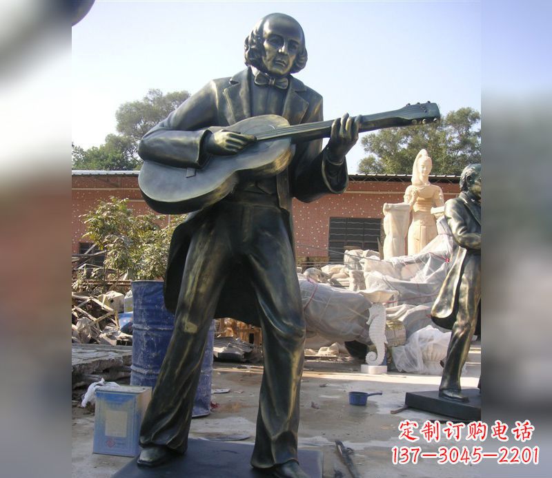 南京演奏吉他的铜雕人物