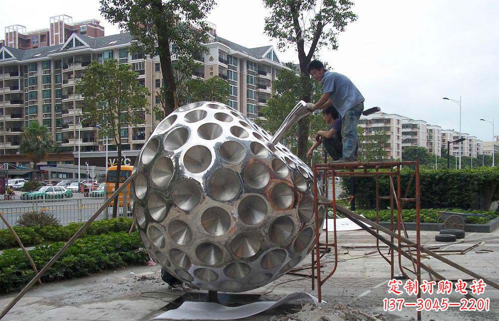南京精心打造的街边苹果雕塑
