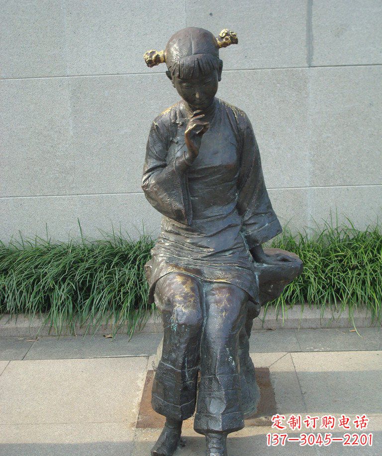 南京描绘心灵世界的街边低头思考的女孩景观铜雕