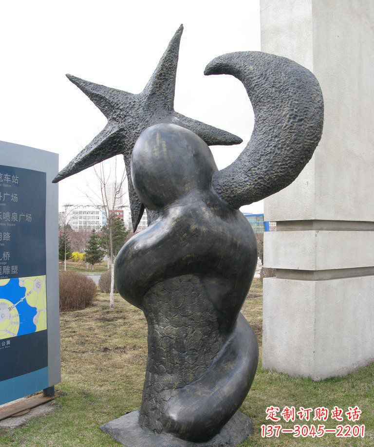 南京街边星星月亮景观铜雕是由中国领雕塑定制的…