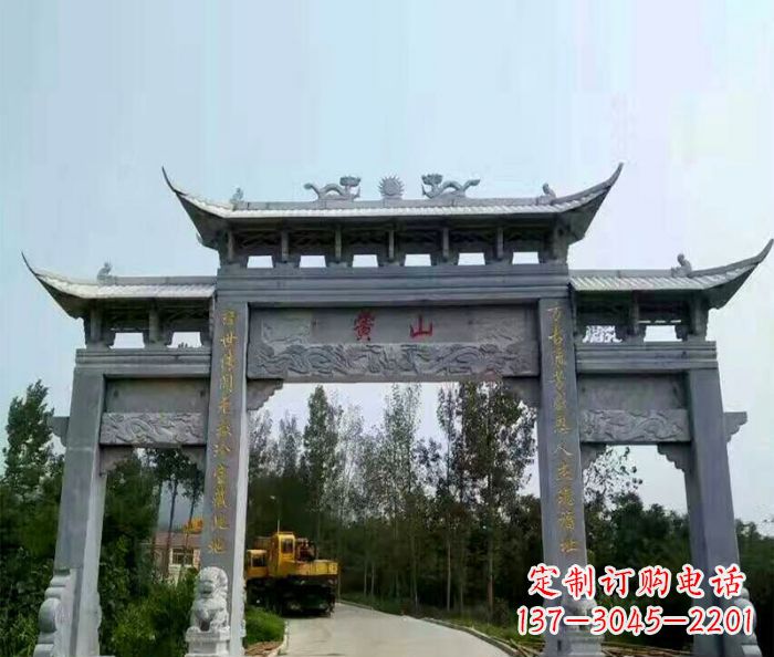 南京景区三门石雕牌楼,是一种典型的古典建筑风…