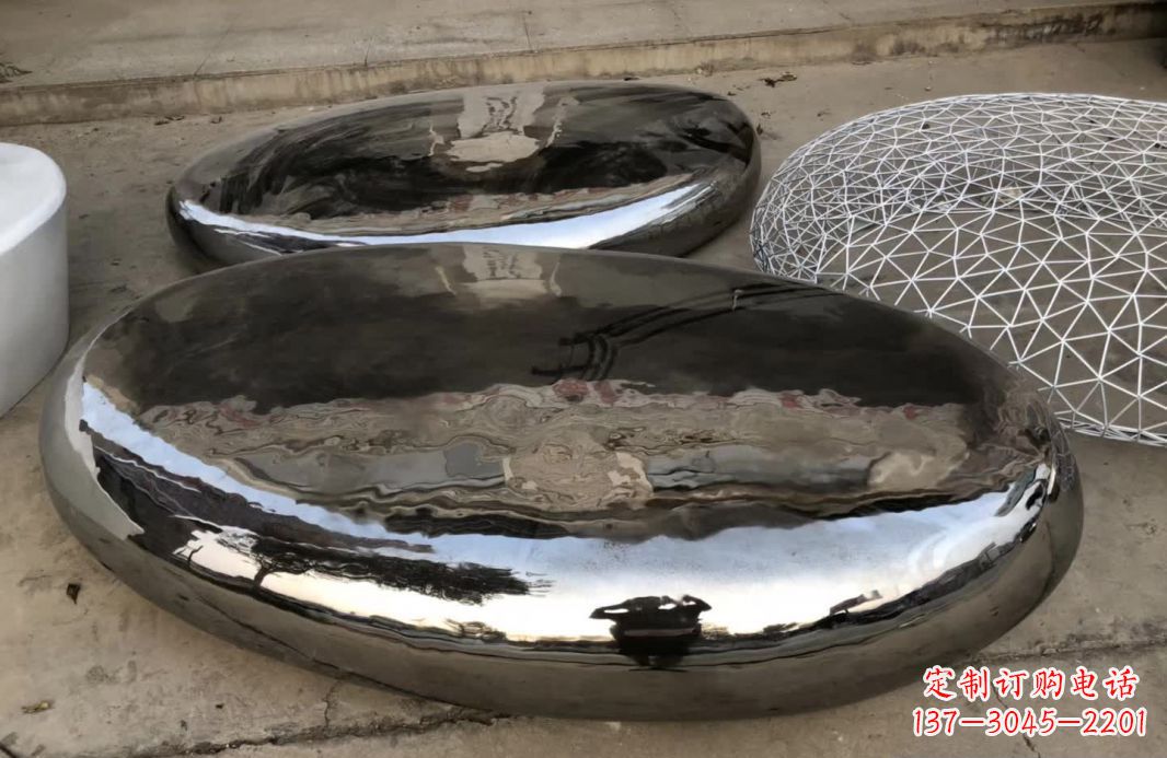 南京镜面不锈钢鹅卵石雕塑1