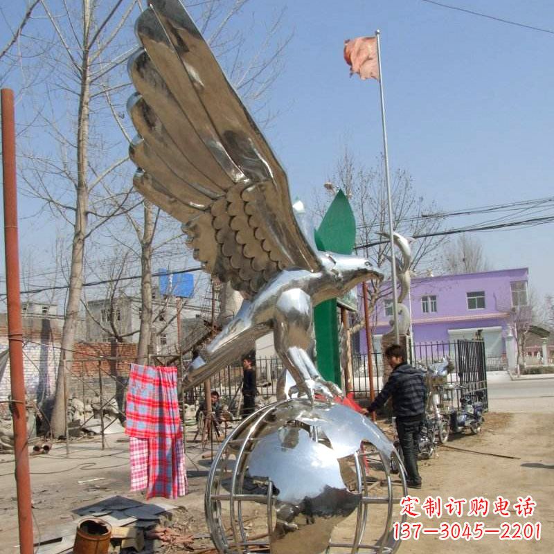 南京超越传统的老鹰不锈钢雕塑