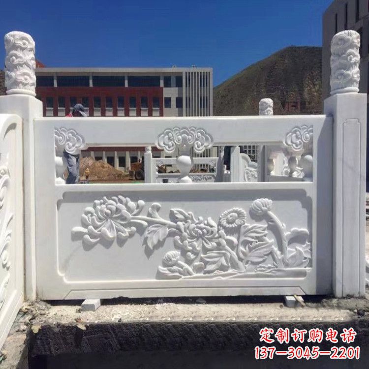 南京中领雕塑旗下的菊花石栏板雕塑,以其独特的…