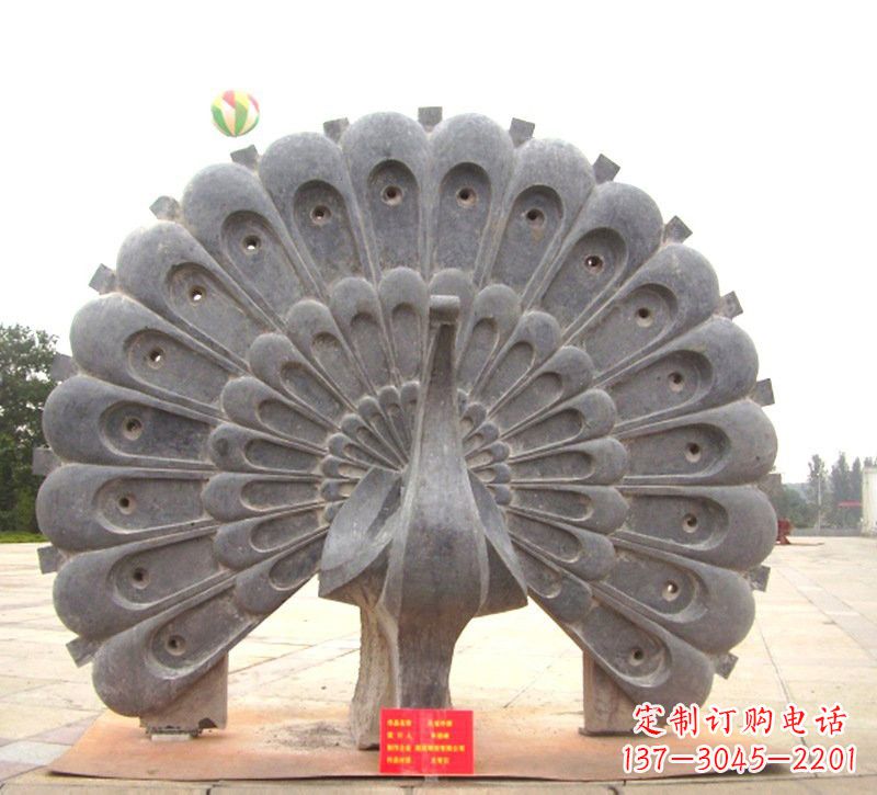 南京精美绝伦的碧玉孔雀雕塑