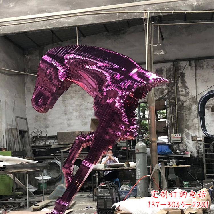 南京精心打造的不锈钢马头雕塑