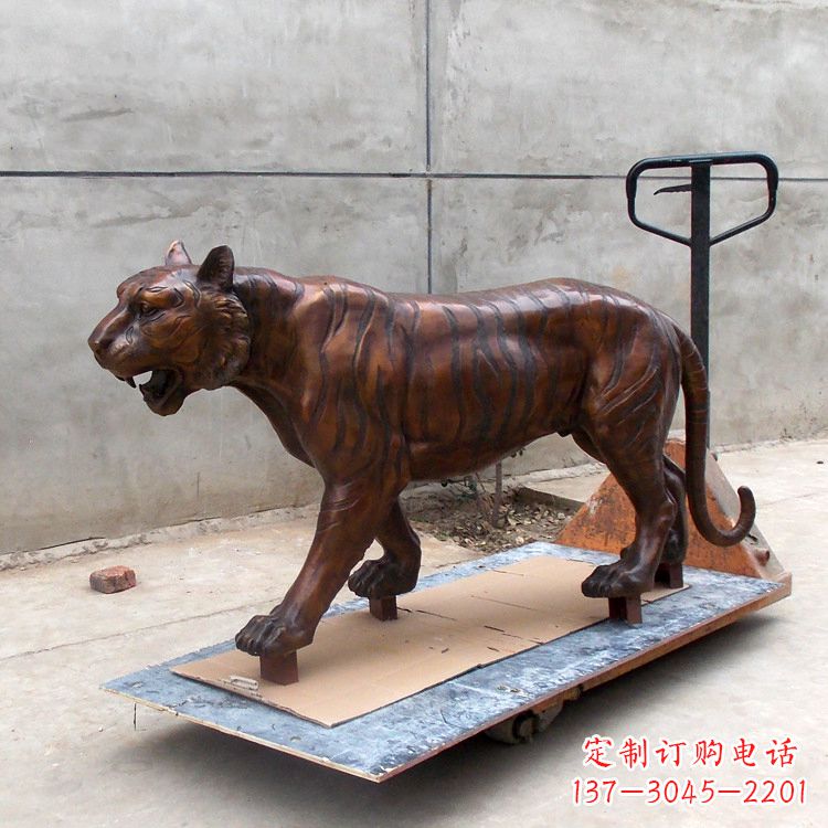 南京活力四射的老虎铜雕塑