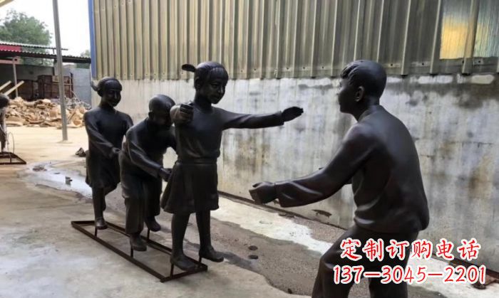 南京华中领雕塑出品——老鹰捉小鸡铜雕